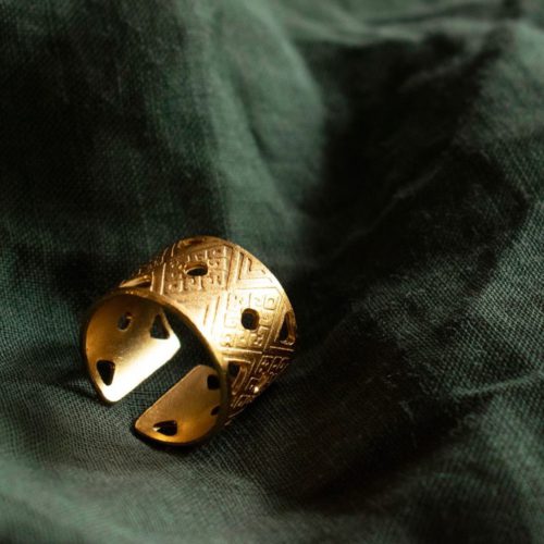women wearing vettea bracelet