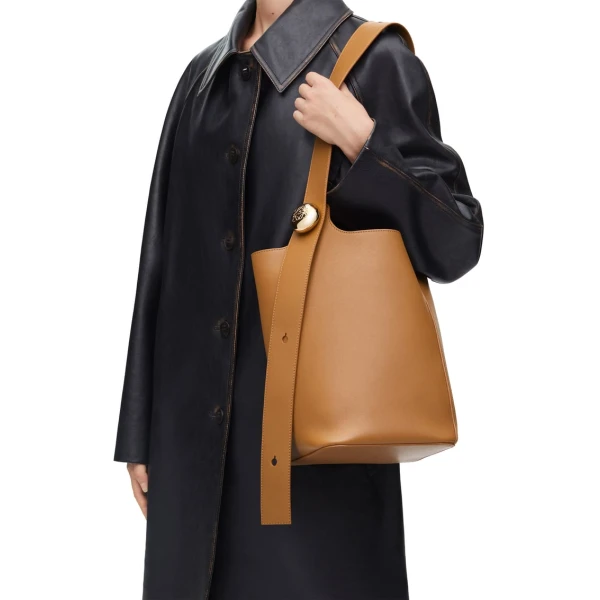 Medium Pebble Bucket bag in mellow calfskin - Image 2