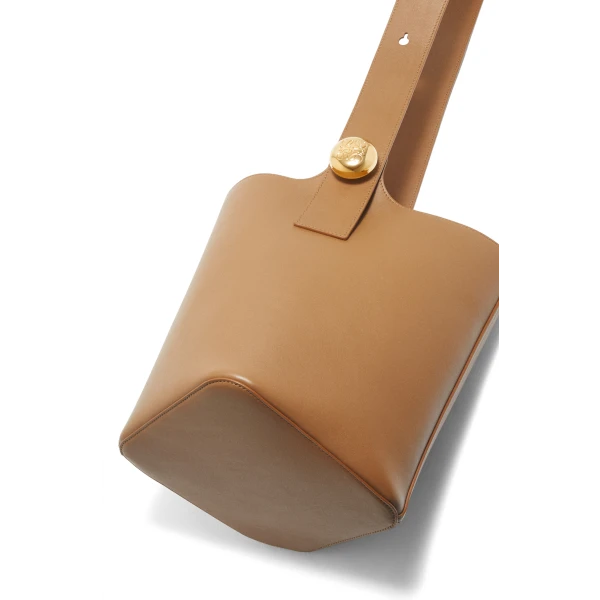 Medium Pebble Bucket bag in mellow calfskin - Image 3