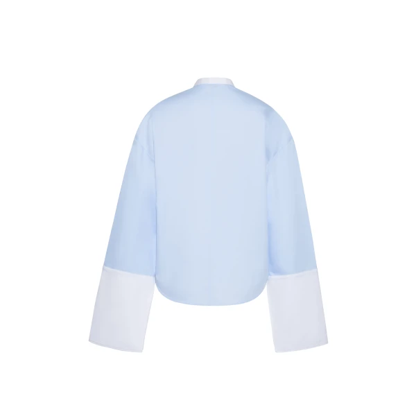 the Bram Top is crafted from soft organic cotton poplin in a refreshing pale blue hue. The relaxed fit i enhanced by contrasting white cuffs and collar