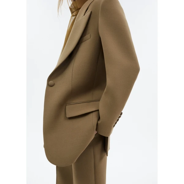 offering a soft yet structured silhouette. Designed with a single button closure