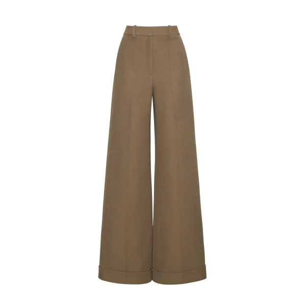 Model facing front – deeda pant