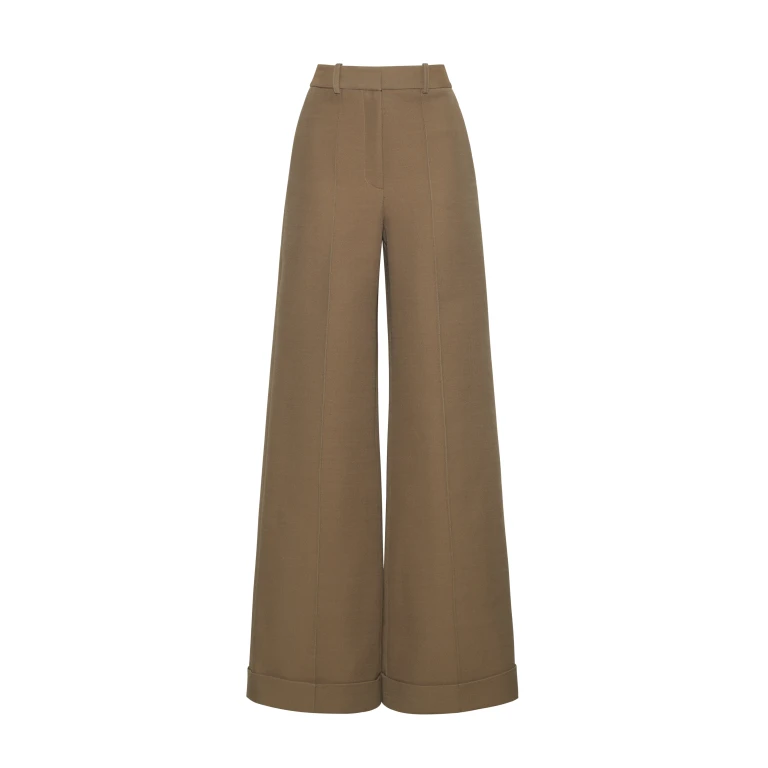 Model facing front – deeda pant