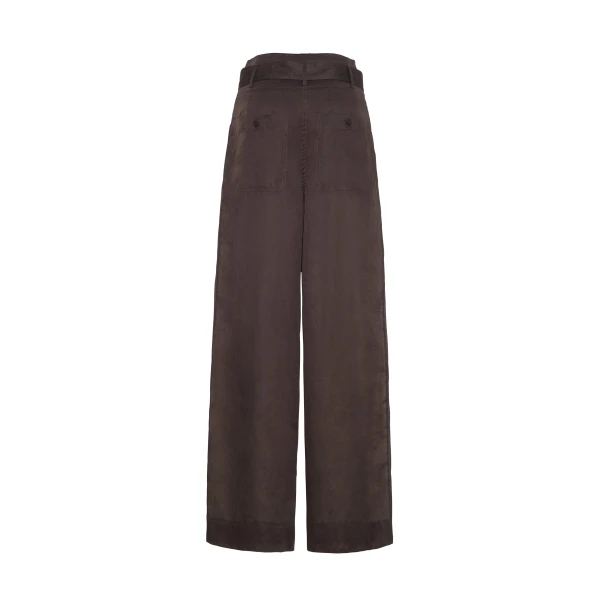 offering an ideal balance of airiness and structure. Pleated fronts and a wide-leg design create an easy