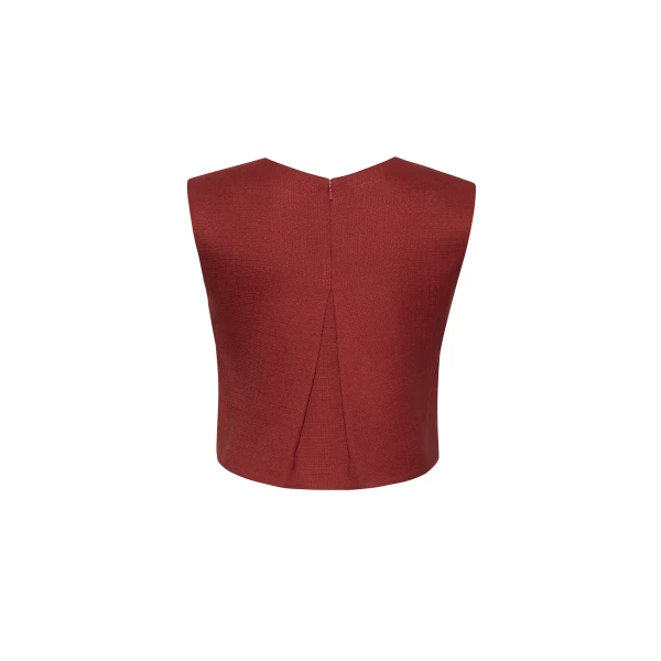 offering a perfect balance of softness and structure. A box pleat at the back adds subtle