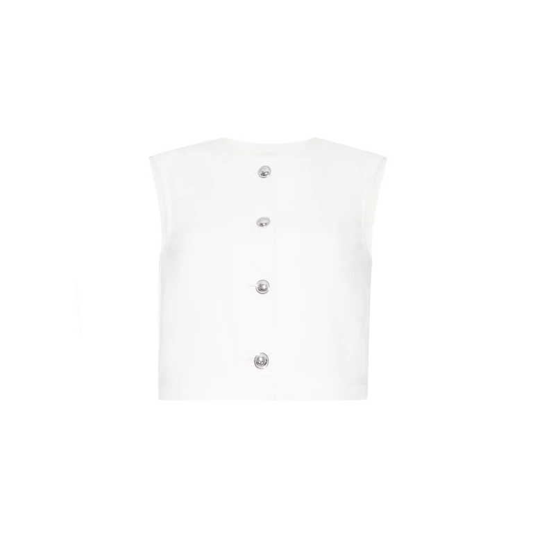Image of model facing front – remo top