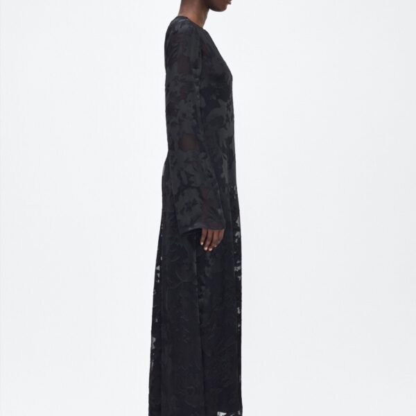 adding an alluring touch to the dress’s richly textured floral design. Complete with a detachable silk cami dress