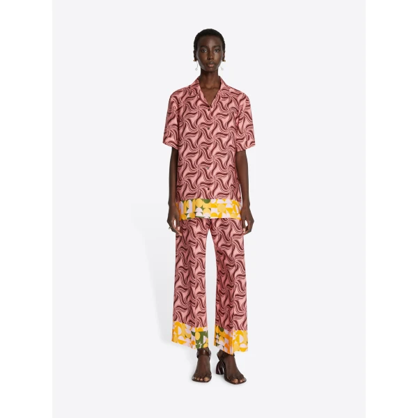 with bicolor swirl pattern and contrast geometrical border.