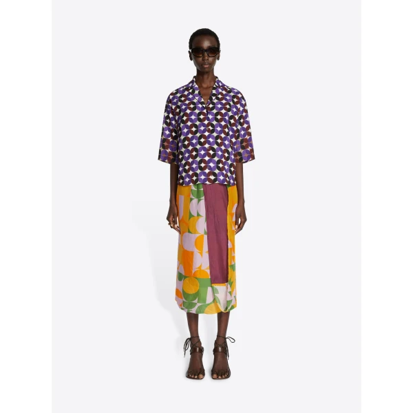 with bicolor swirl pattern and contrast geometrical border.