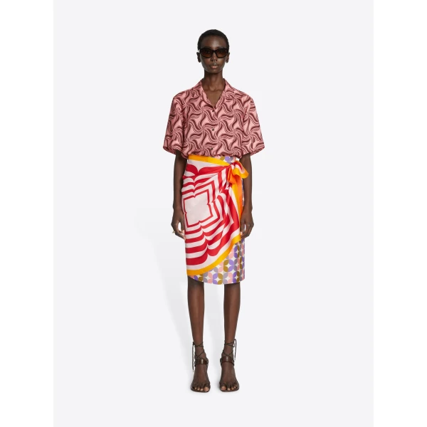 with contrast geometrical prints.