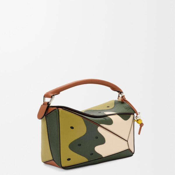 LOEWE Puzzle 10 Paula’s Ibiza Kiwi re-edition bag in classic calfskin, view 2