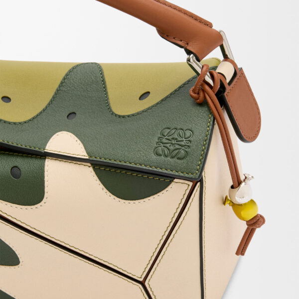 LOEWE Puzzle 10 Paula’s Ibiza Kiwi re-edition bag in classic calfskin, view 3