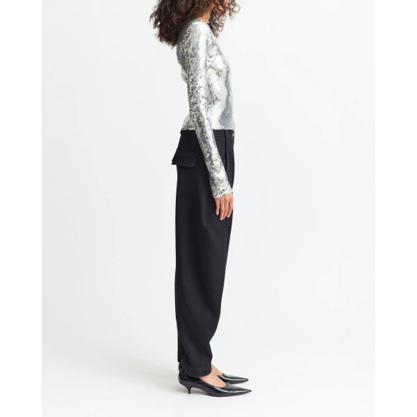 Built-in shoulder pads define the structure
