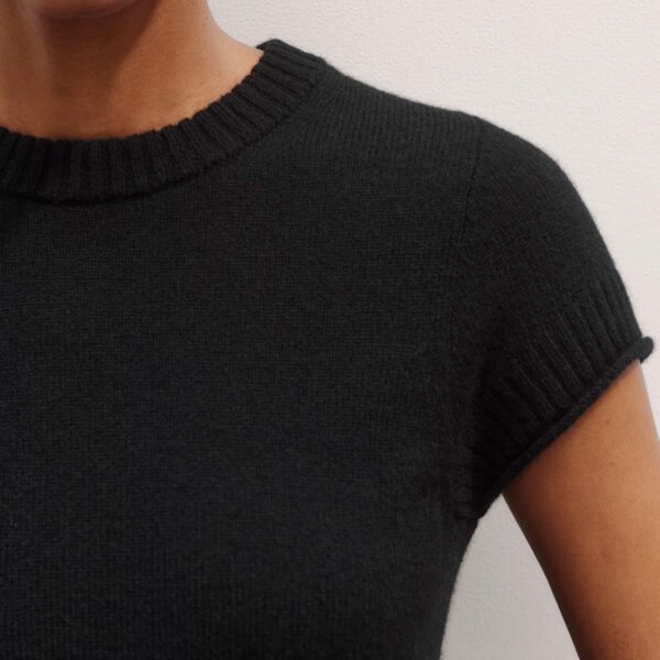 Me and Em Cashmere Shrunken Baby Tee – luxury British Black in Me and Em exclusively at Luxury Shoes 