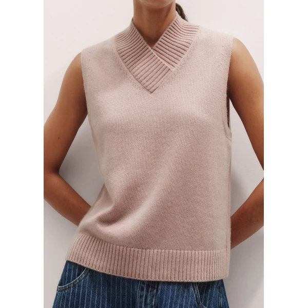 Me + Em Merino Cashmere High V-Neck Knit Vest – luxury British Pink in Me and Em exclusively at Luxury Shoes 
