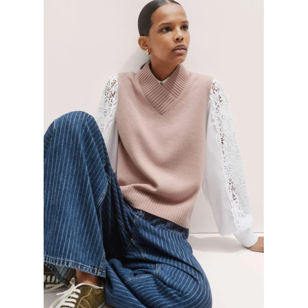 Me + Em Merino Cashmere High V-Neck Knit Vest – luxury British Pink in Me and Em exclusively at Luxury Shoes 