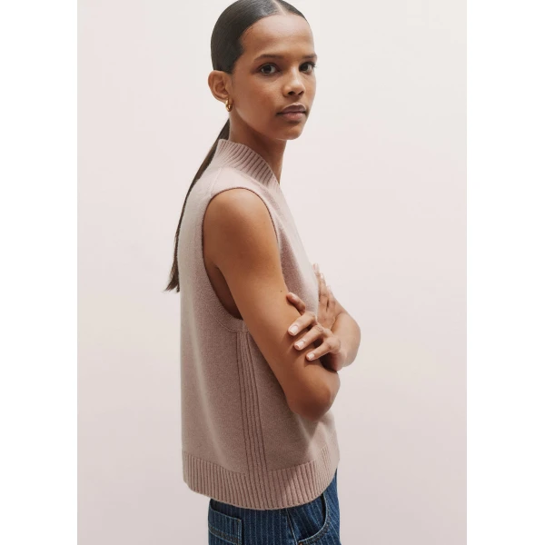 Me + Em Merino Cashmere High V-Neck Knit Vest – luxury British Pink in Me and Em exclusively at Luxury Shoes 