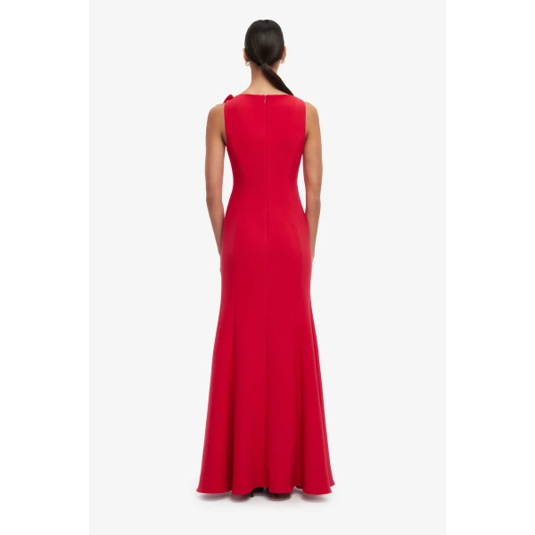 Deep V neckline