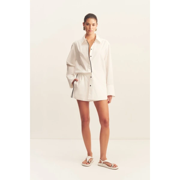 Elasticated short in a white organic cotton poplin with black contrast binding.
