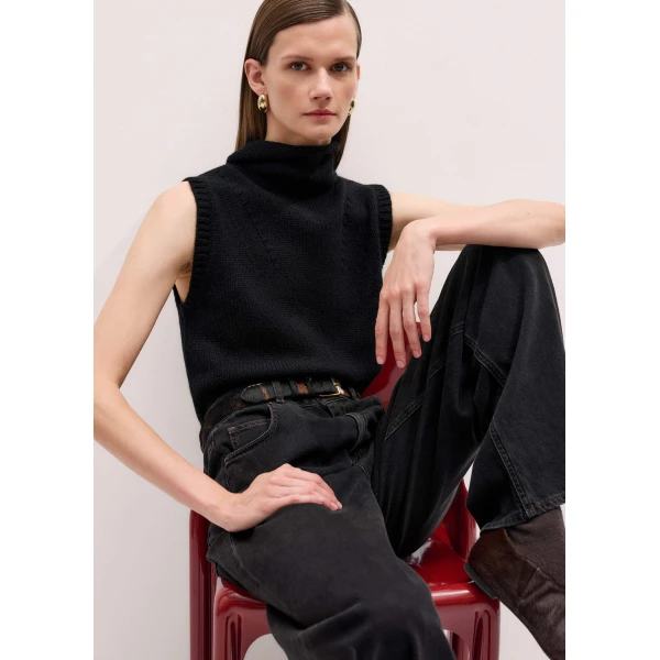 Me + Em Straight Crop Vest – luxury British Black in Me and Em exclusively at Luxury Shoes 