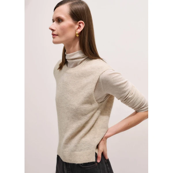 Me + Em Straight Knit Vest – luxury British Neutrals in Me and Em exclusively at Luxury Shoes 