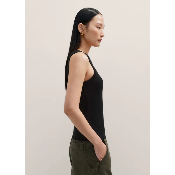 Me + Em Ultimate Crew Neck Vest – luxury British Black in Me and Em exclusively at Luxury Shoes 