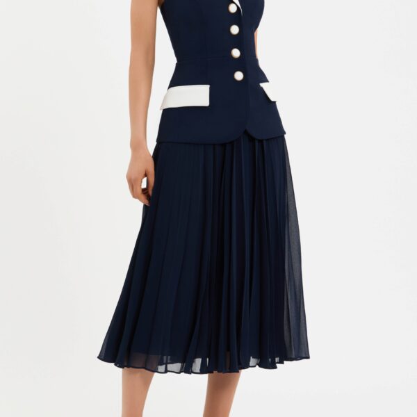 secured with buttons at the back of the neck for ease of wear. Princess seams create a polished finish