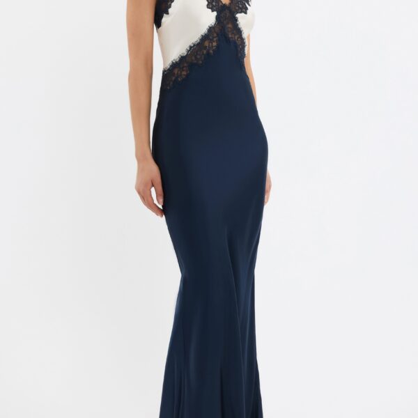 complemented by a V-neckline supported with delicate spaghetti straps. A side zip fastening ensures effortless wear. Sophisticated and refined