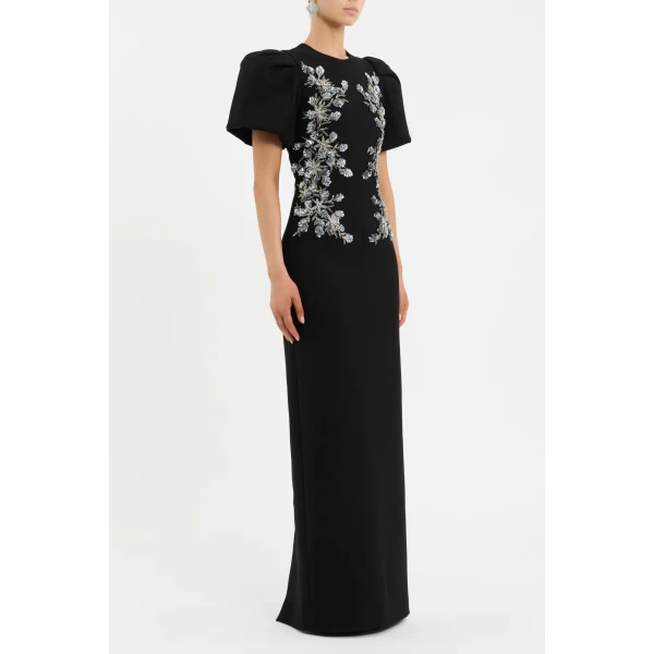 its short puff sleeves and fitted bodice sculpt a sophisticated shape