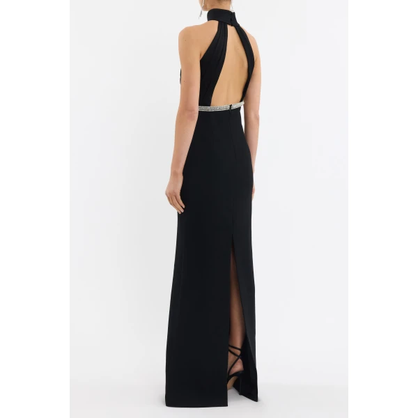 while the open back exudes refined allure. Fully lined and secured with a zip fastening at the back