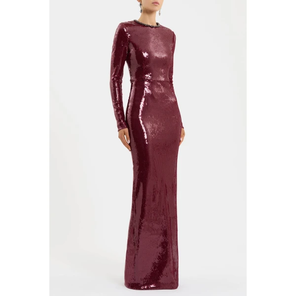 its rounded neckline offers a sophisticated look