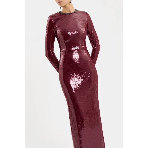 while the back split adds allure and ease of movement. Secured with a zip fastening at the back and lined for comfort