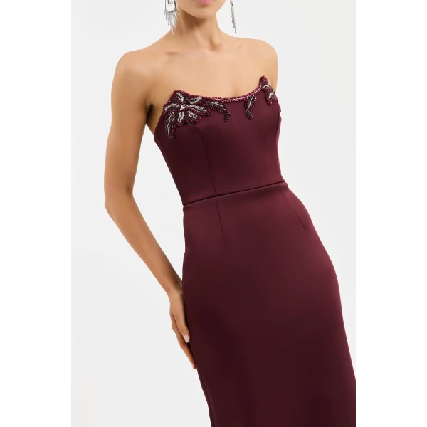 refined with a back split for a touch of allure. Finished with a zip fastening at the back and lined for comfort