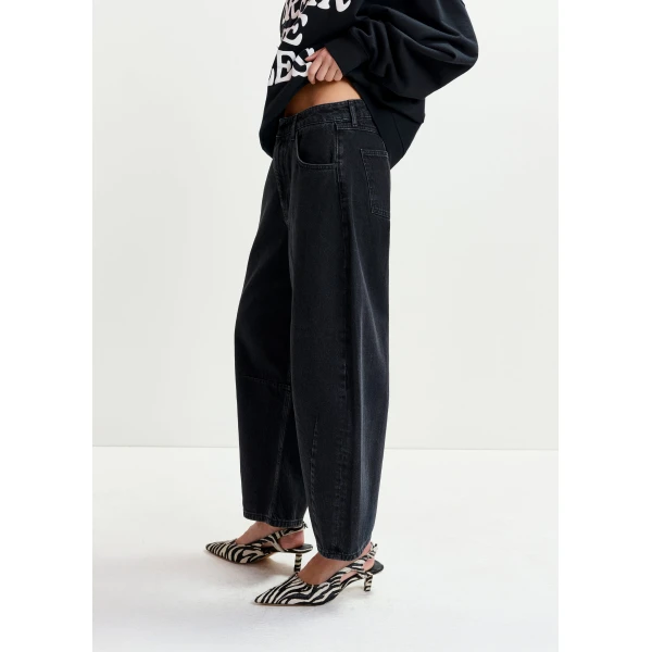 Essentiel Antwerp Black cotton cropped barrel-leg jeans - Essentiel Antwerp Pants - Colorful Belgian Design - Shop at Luxury Shoes 