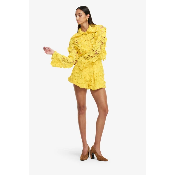 Wide leg silhouette with box pleat detailing