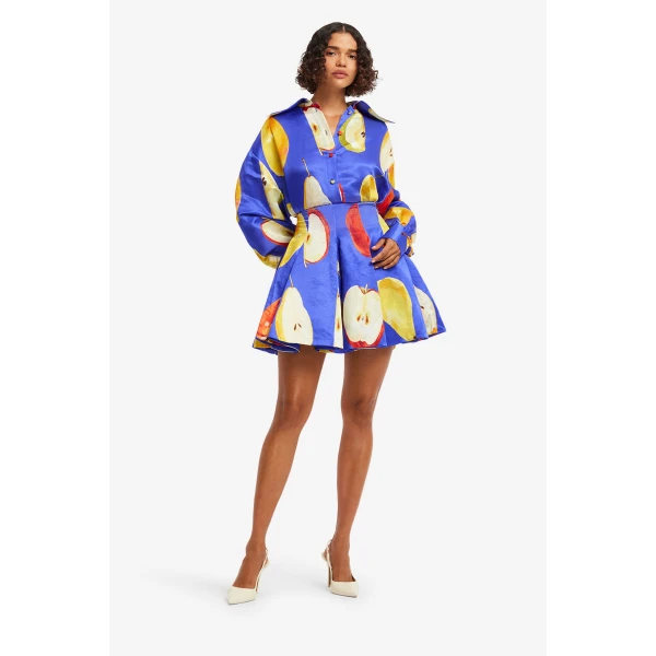 Exaggerated collar neckline
