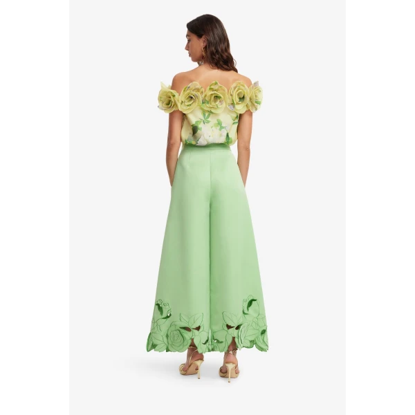 Wide leg silhouette