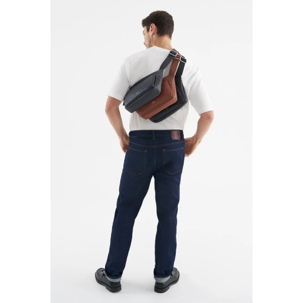 Larsen Sling Bag - Image 3