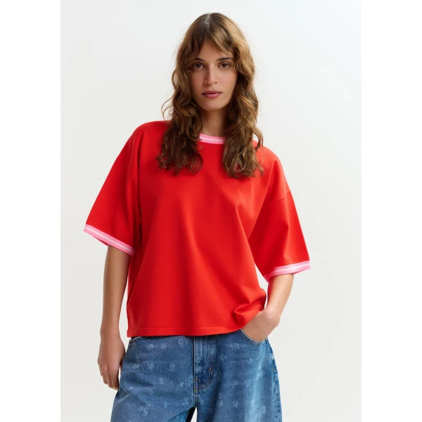 Essentiel Antwerp Red slightly cropped knit T-shirt with pink contrasting trim - Essentiel Antwerp Shirts - Colorful Belgian Design - Shop at Luxury Shoes 