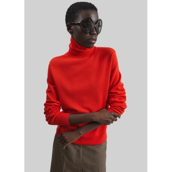 The Frankie Shop Eve Thin Turtleneck Sweater - Red - Oversized Minimalist Knitwear in Red - Shop at Luxury Shoes 