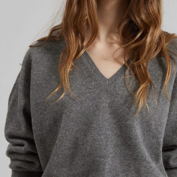 The Frankie Shop Ronse V-Neck Superfine Lambswool Sweater – Grey, view 4
