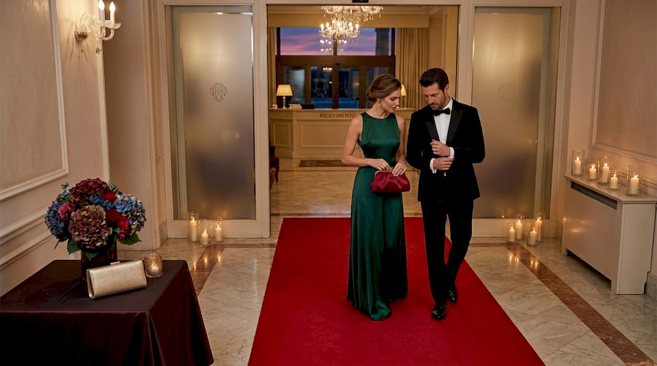 Gli invitati al gala fanno il loro ingresso nella sala da ballo, avvolta da un'eleganza senza tempo.