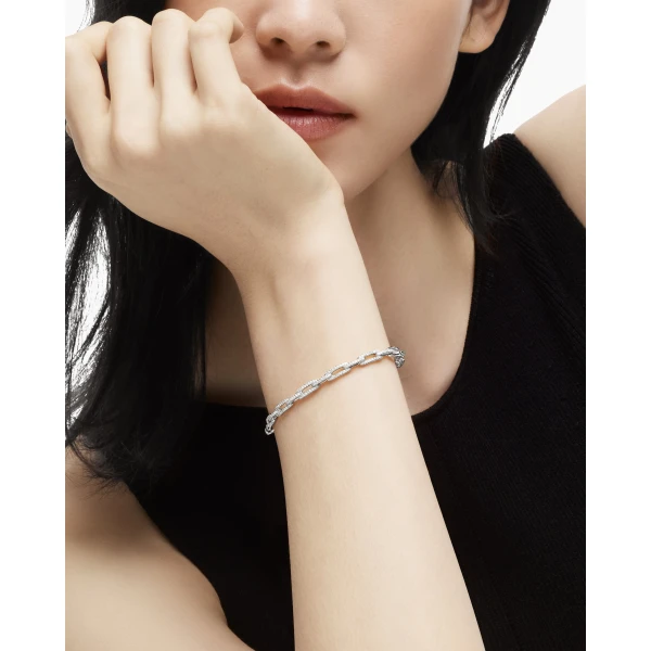 4mm – pavé setting and gemstone detail close-up|David Yurman Stax Chain Link Bracelet in 18K White Gold with Diamonds