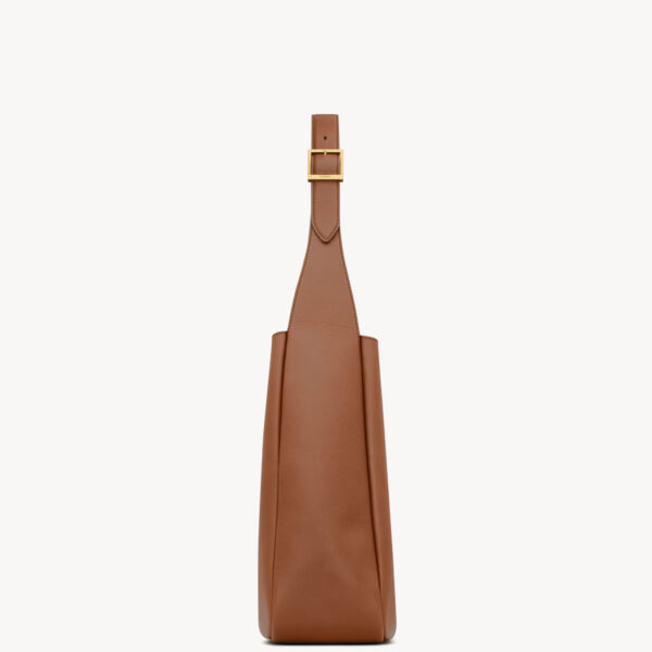 Saint Laurent LE 5 À 7 supple LARGE in grained leather, view 4