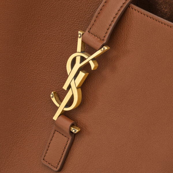 Saint Laurent LE 5 À 7 supple LARGE in grained leather, view 6