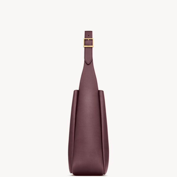 Saint Laurent LE 5 À 7 supple large in grained leather, view 5