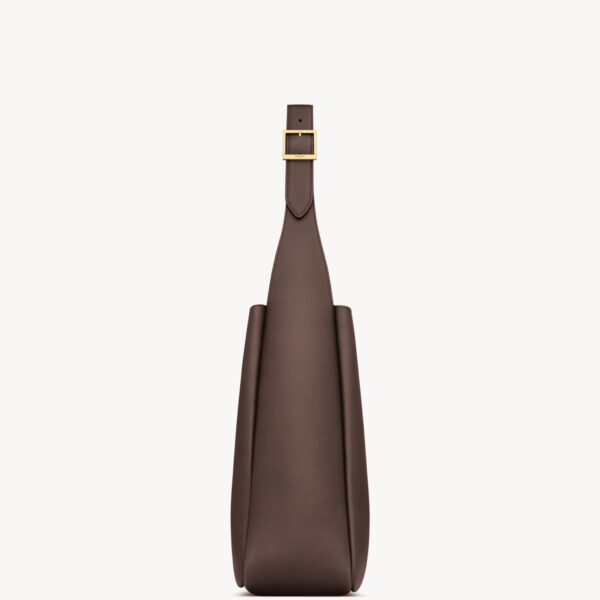 Saint Laurent LE 5 À 7 supple large in grained leather, view 5