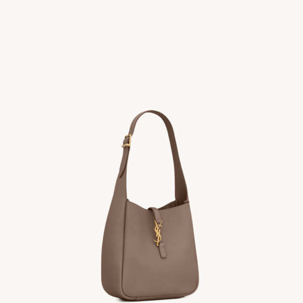 Saint Laurent LE 5 À 7 supple small in grained leather, view 5