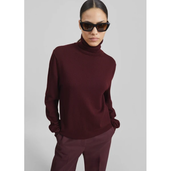 The Frankie Shop Eve Thin Turtleneck Sweater - Burgundy - Oversized Minimalist Knitwear in Red - Shop at Luxury Shoes 