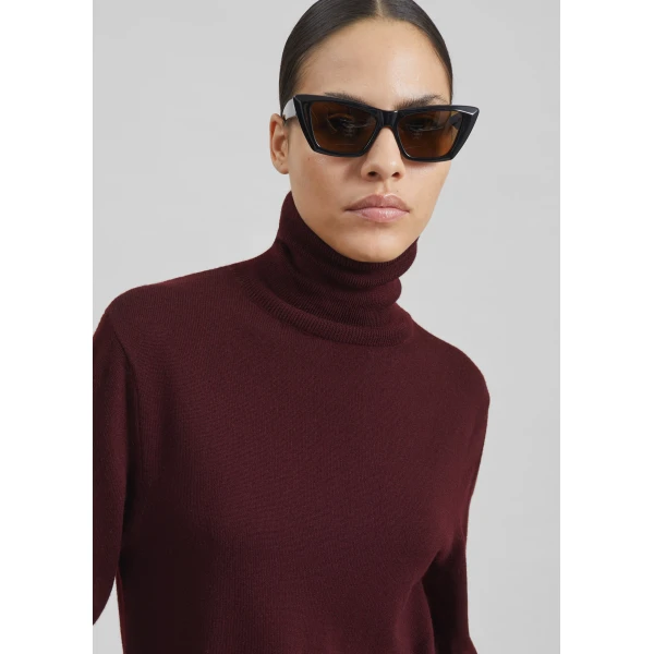 The Frankie Shop Eve Thin Turtleneck Sweater - Burgundy - Oversized Minimalist Knitwear in Red - Shop at Luxury Shoes 